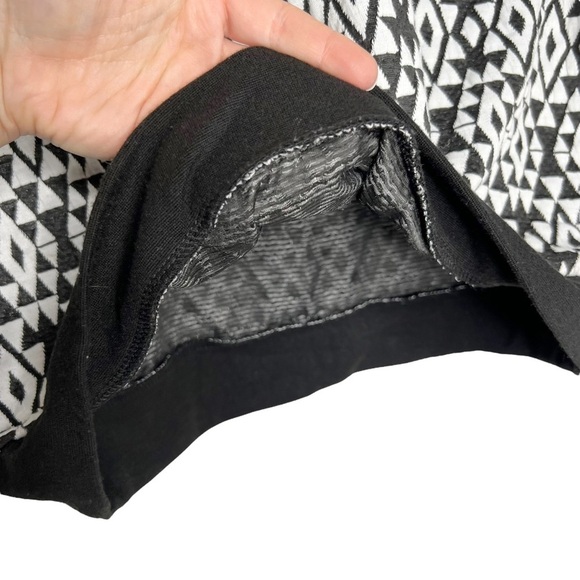 Almost Famous Geometric Print Knit Cropped Blouse - Picture 3 of 9